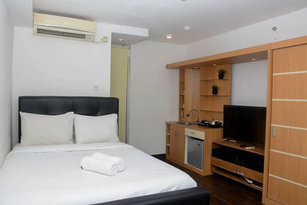 Fully Furnished with Cozy Design Studio Bassura City Apartment — фото 1