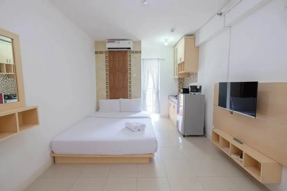 Джакарта: Homey and Comfort Living Studio Room at Bassura City Apartment
