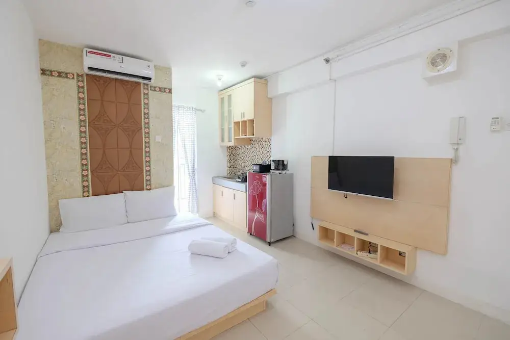 Джакарта: Homey and Comfort Living Studio Room at Bassura City Apartment