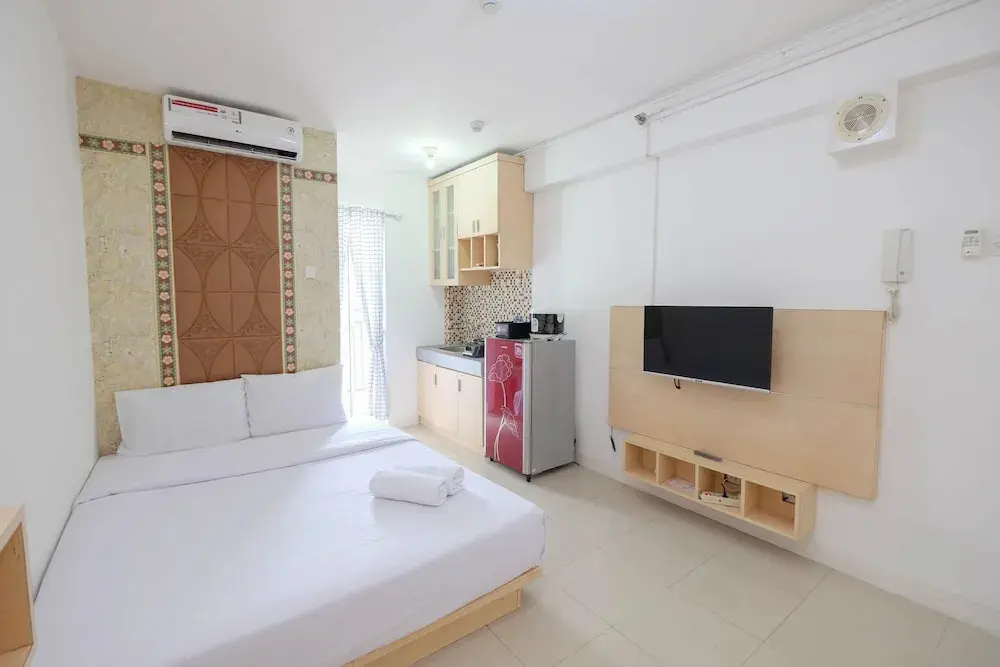 Джакарта: Homey and Comfort Living Studio Room at Bassura City Apartment