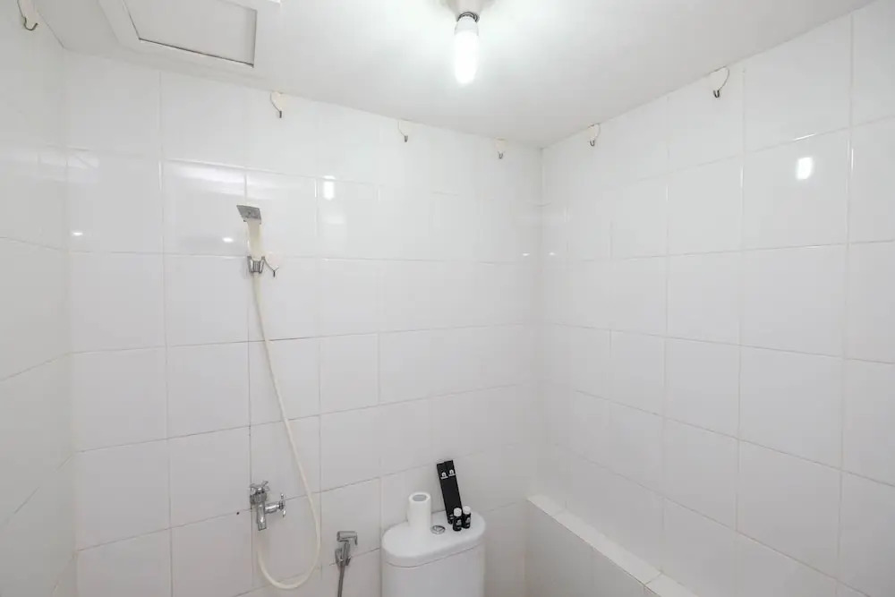 Джакарта: Homey and Comfort Living Studio Room at Bassura City Apartment