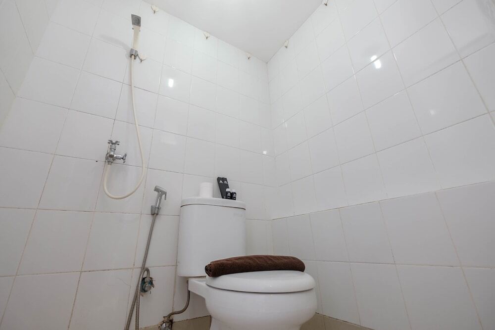 Джакарта: Homey and Comfort Living Studio Room at Bassura City Apartment