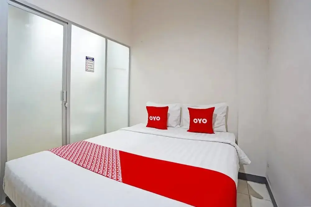 Сурабая: OYO Flagship 90890 Bratang Gede Residence