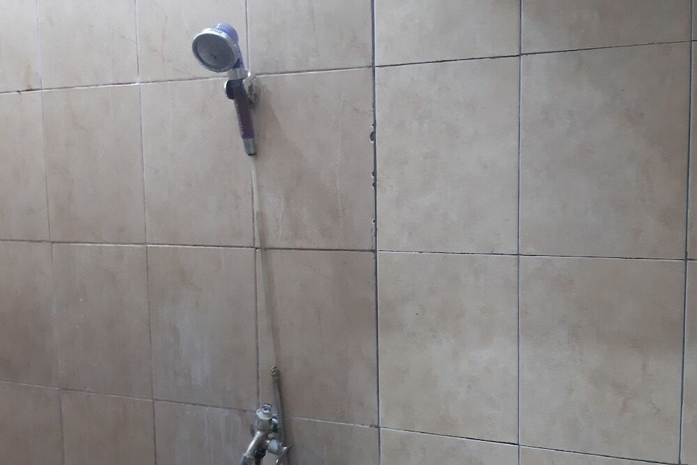 Банджармасин: OYO 92243 Fanilly Guest House MarabahanNearJembatan Rumpiang