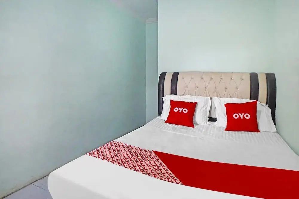 Медан: OYO 91303 Puri Dennis