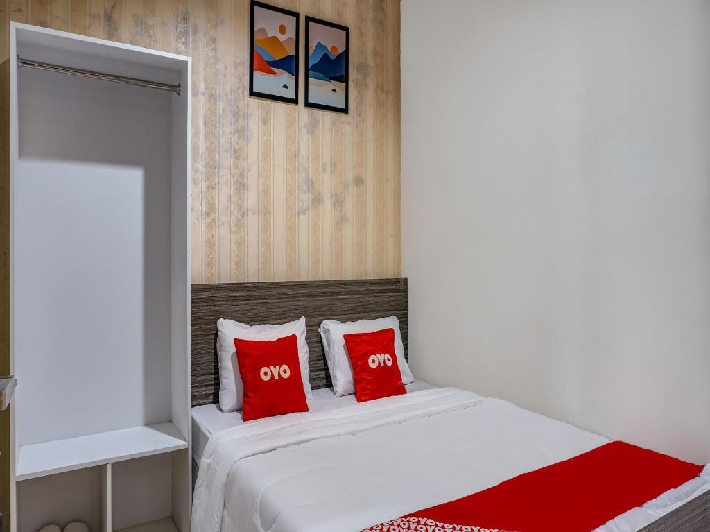 Караванг: OYO 90940 Guesthouse Colombus G12