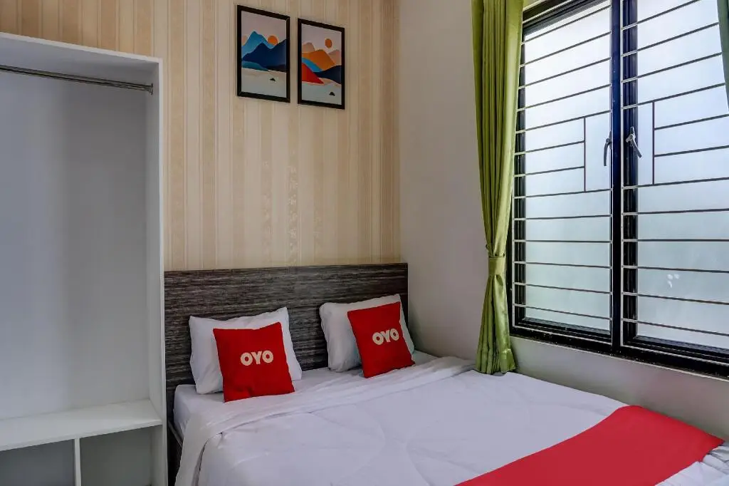 Караванг: OYO 90940 Guesthouse Colombus G12