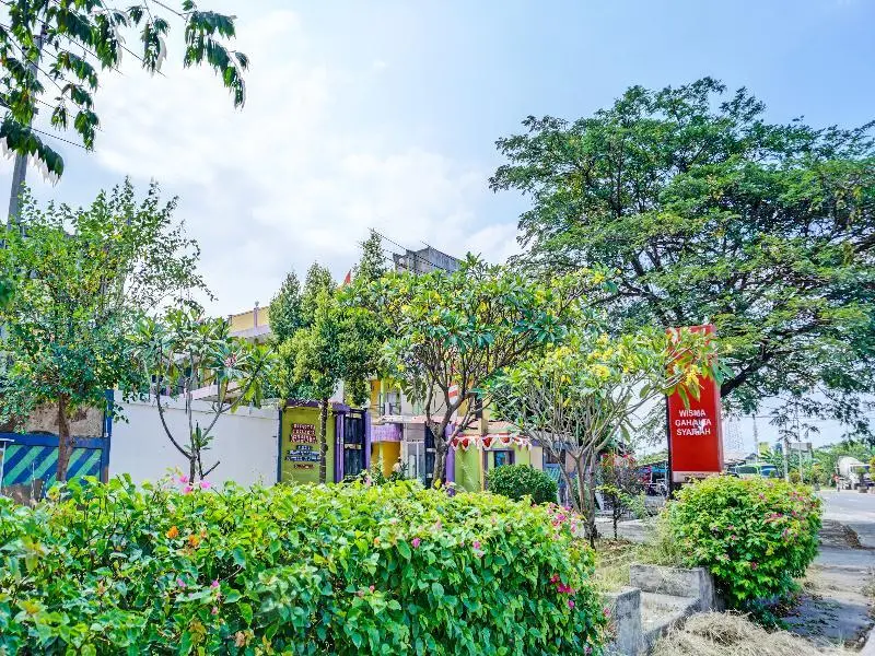 Караванг: Oyo 91796 Guest House Ghalta Syariah