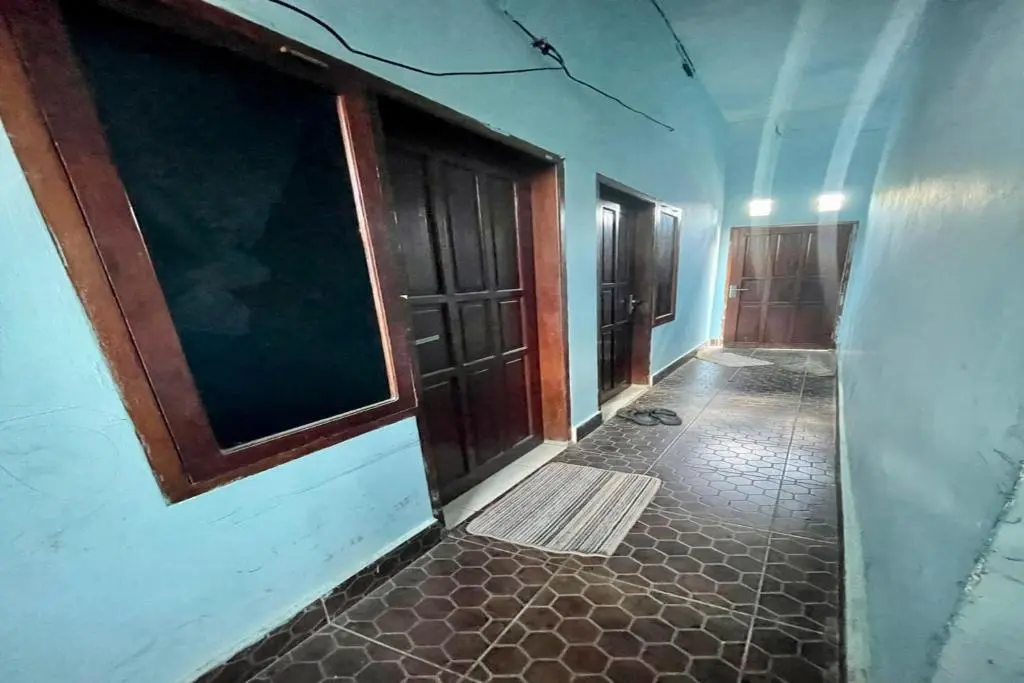 Паре-Паре: EXPRESS O 91669 Kost Amel Near Taman Mattirotasi
