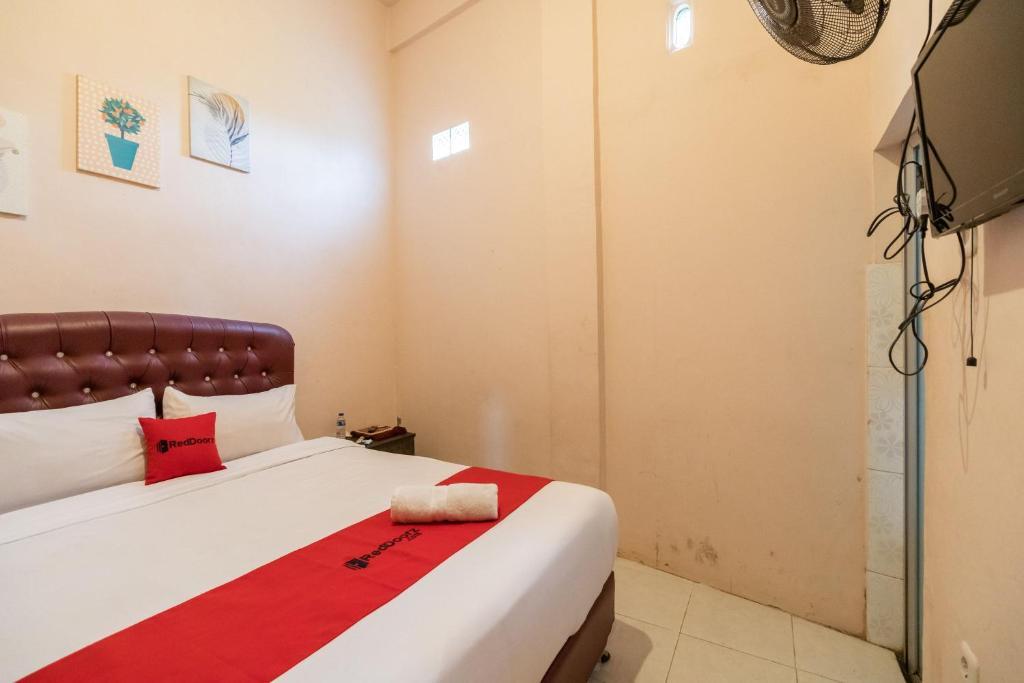 RedDoorz Syariah at D'Ostha Residence — фото 1