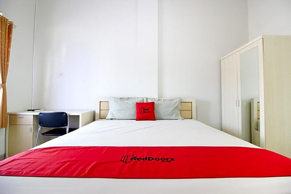 Батуретно: RedDoorz Syariah At Griya Izzara Guest House