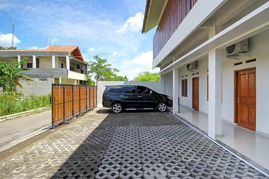 RedDoorz Syariah At Griya Izzara Guest House — фото 1