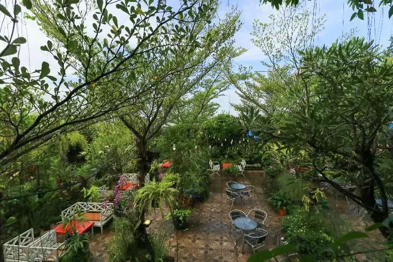 Макассар: Labuana Homestay & Cafe Garden by ZUZU