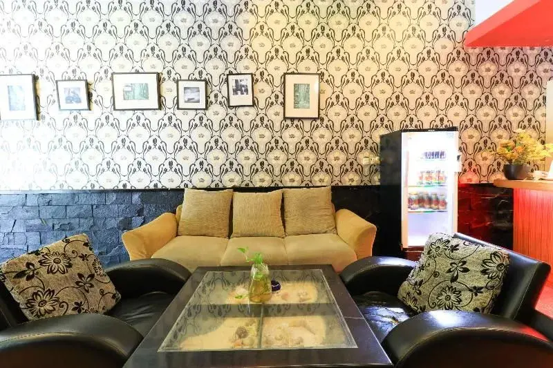 Макассар: Labuana Homestay & Cafe Garden by ZUZU