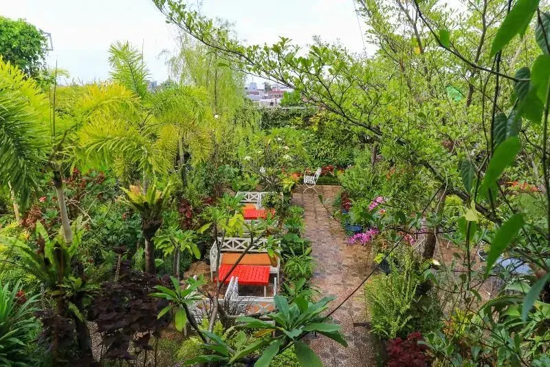 Макассар: Labuana Homestay & Cafe Garden by ZUZU
