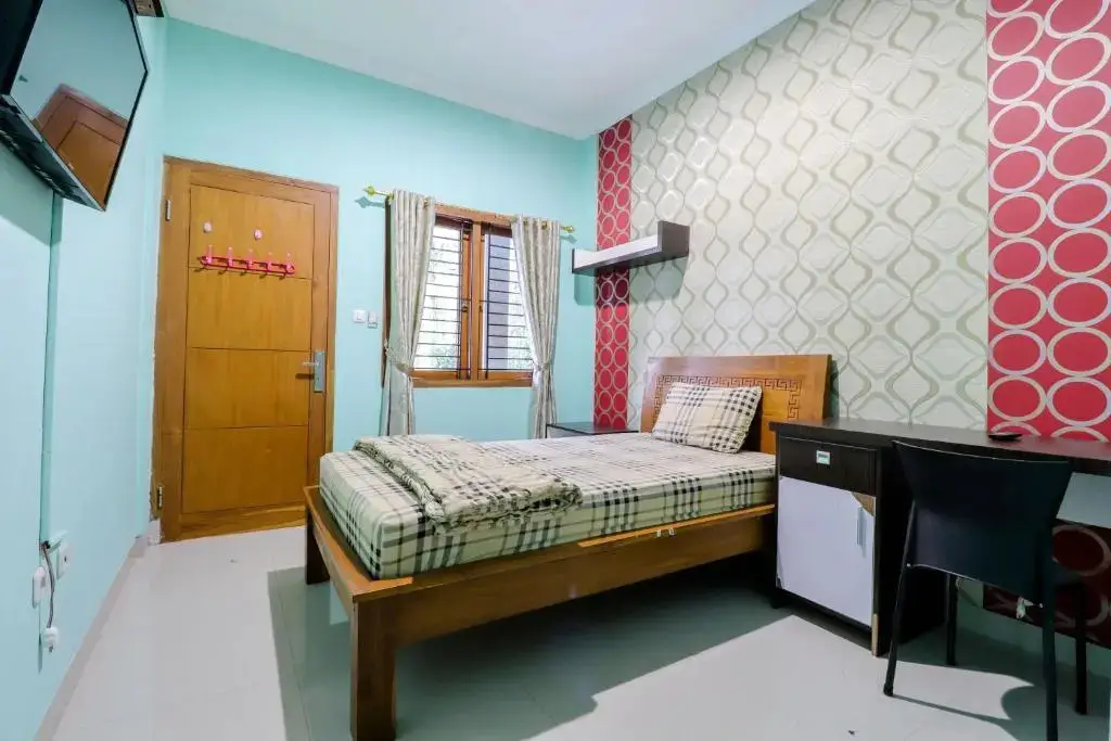 Депок: Khatarina Female Residence by ZUZU