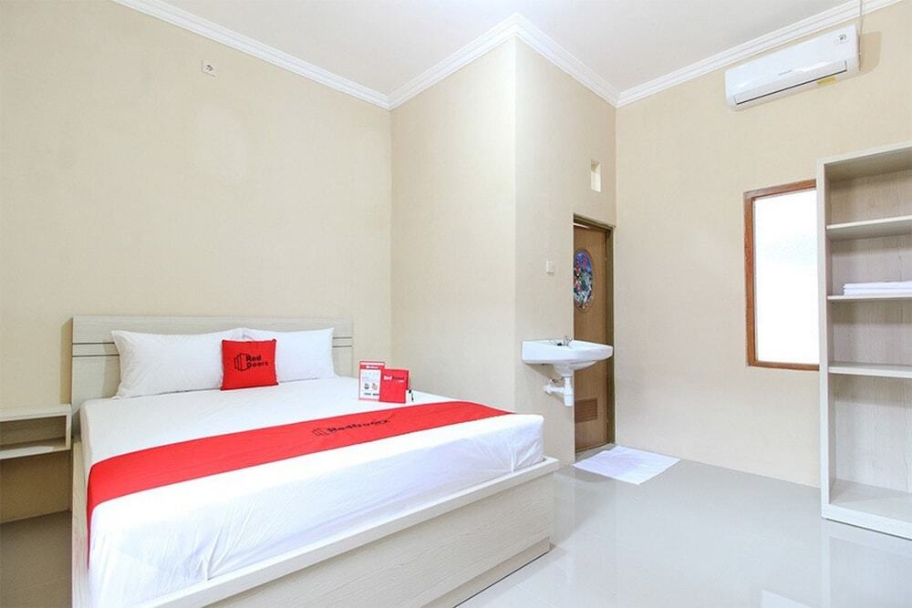 Суракарта: Formerly RedDoorz near Balekambang City Park