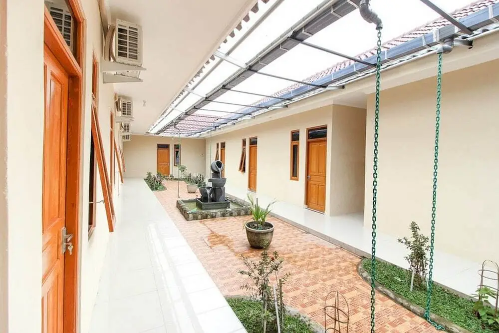 Суракарта: Formerly RedDoorz near Balekambang City Park