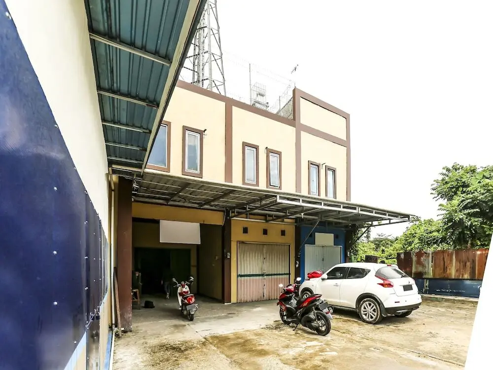 Тенггаронг: OYO 90825 Hotel Lizha 2