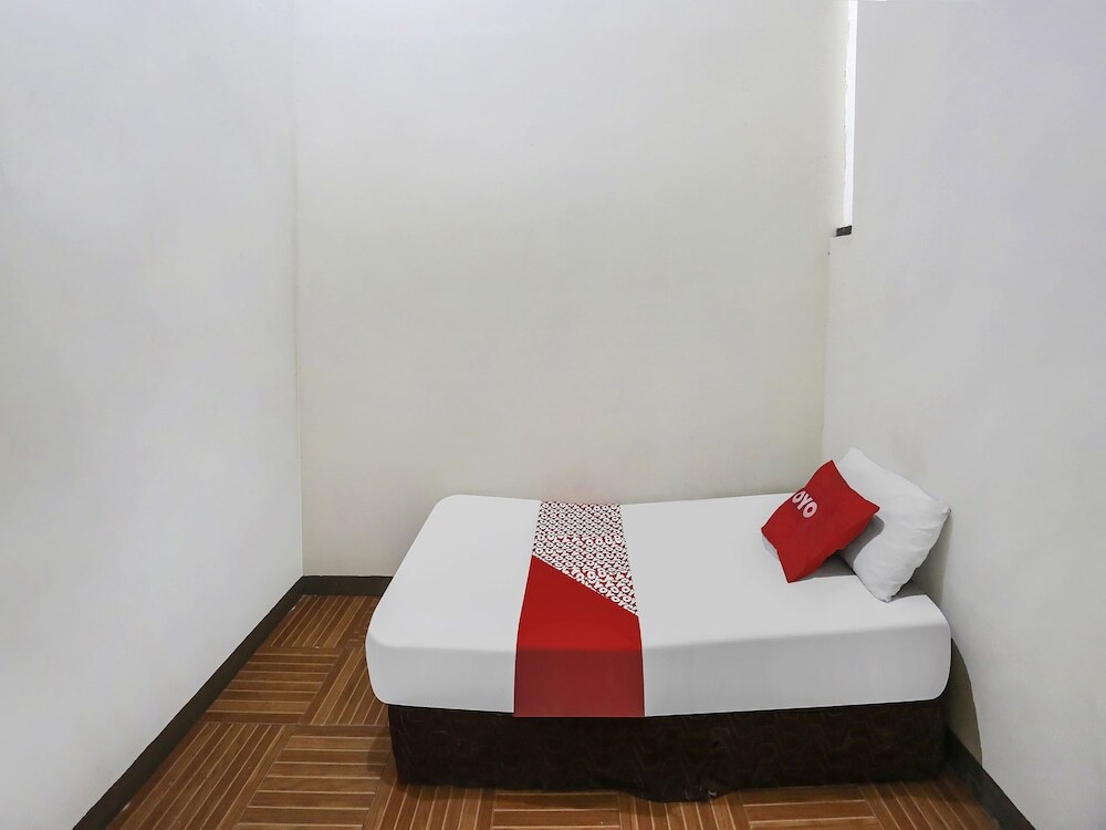 Тенггаронг: OYO 90825 Hotel Lizha 2