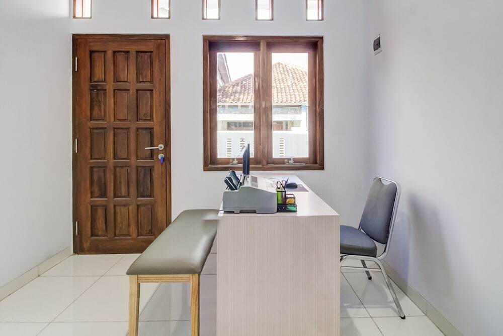 Чиребон: OYO 91243 Bina Syariah Guest House