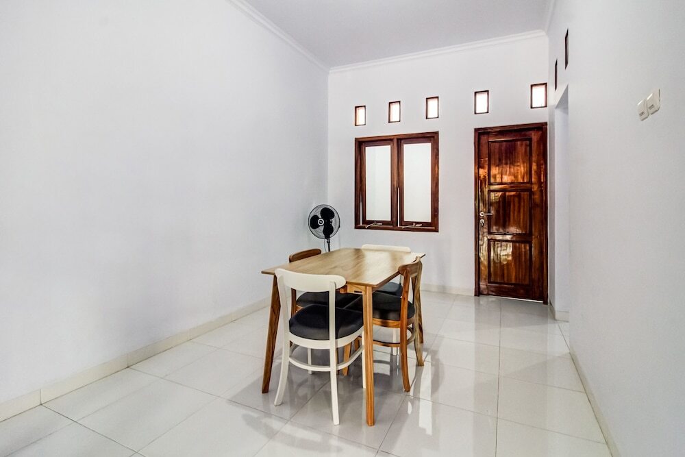 Чиребон: OYO 91243 Bina Syariah Guest House