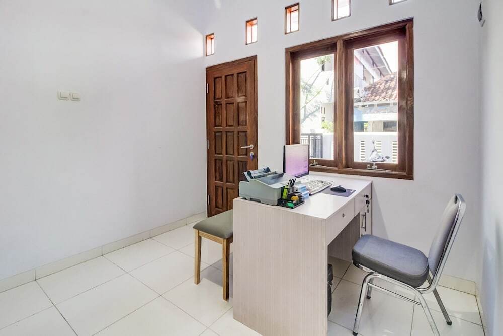 Чиребон: OYO 91243 Bina Syariah Guest House