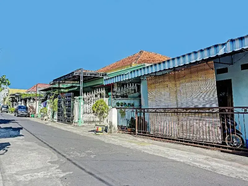 Тулунгагунг: Oyo 91502 Kost Bu Lilies Syariah