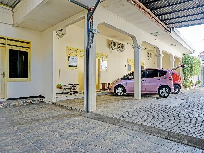 Тулунгагунг: Oyo 91502 Kost Bu Lilies Syariah