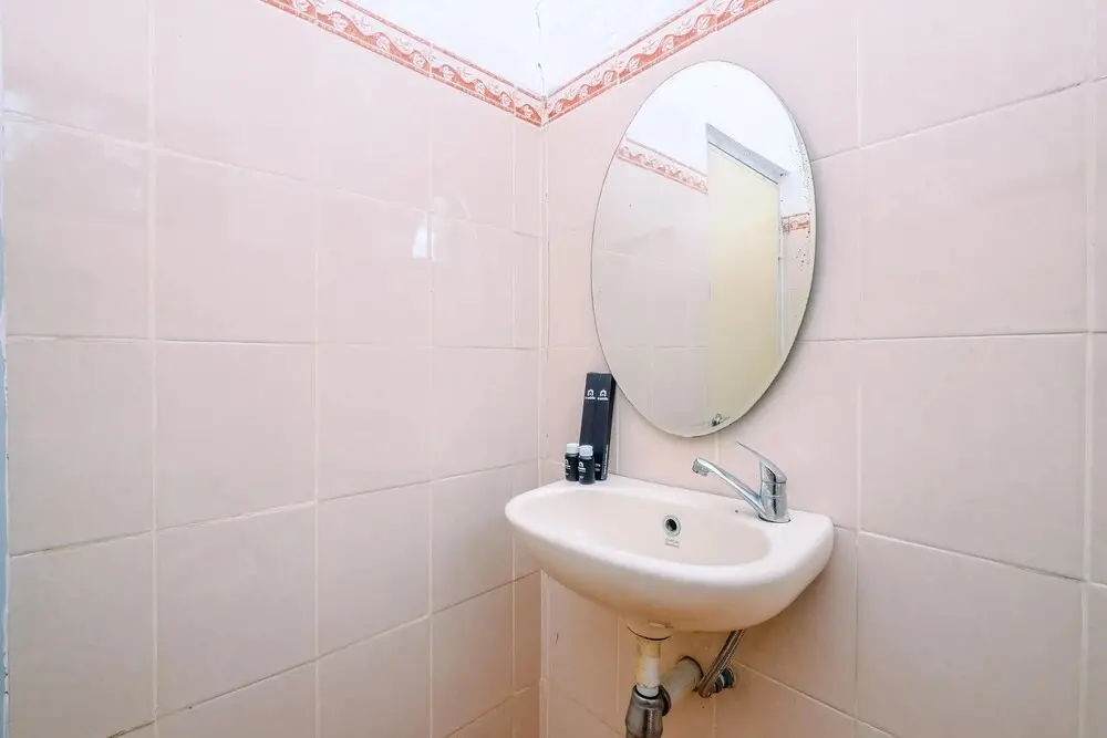 Читарингул: Minimalist Studio Room At Graha Wishnu Guest House