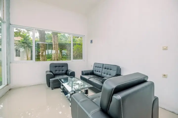 Читарингул: Minimalist Studio Room At Graha Wishnu Guest House