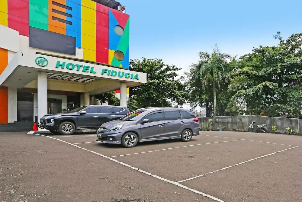 Южный Тангеранг: Super OYO Townhouse OAK Hotel Fiducia Serpong