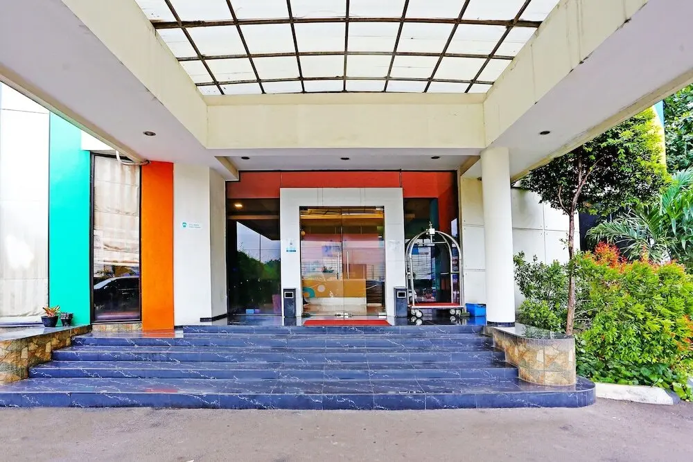 Южный Тангеранг: Super OYO Townhouse OAK Hotel Fiducia Serpong