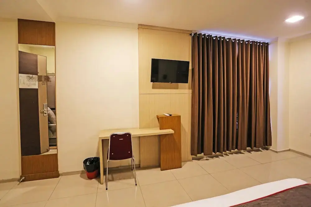 Южный Тангеранг: Super OYO Townhouse OAK Hotel Fiducia Serpong