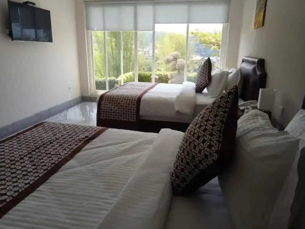 Травас: Arainn Bed And Breakfast Tretes Prigen by ecommerceloka