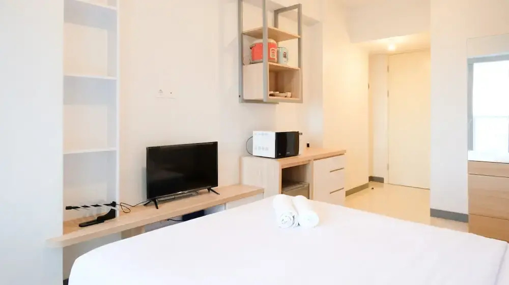 Сурабая: Cozy Stay Studio Connected With Mall At Supermall Mansion Apartment