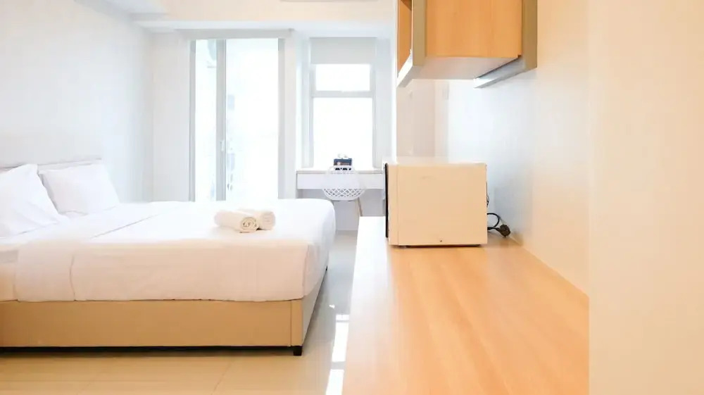 Сурабая: Cozy Stay Studio Connected With Mall At Supermall Mansion Apartment