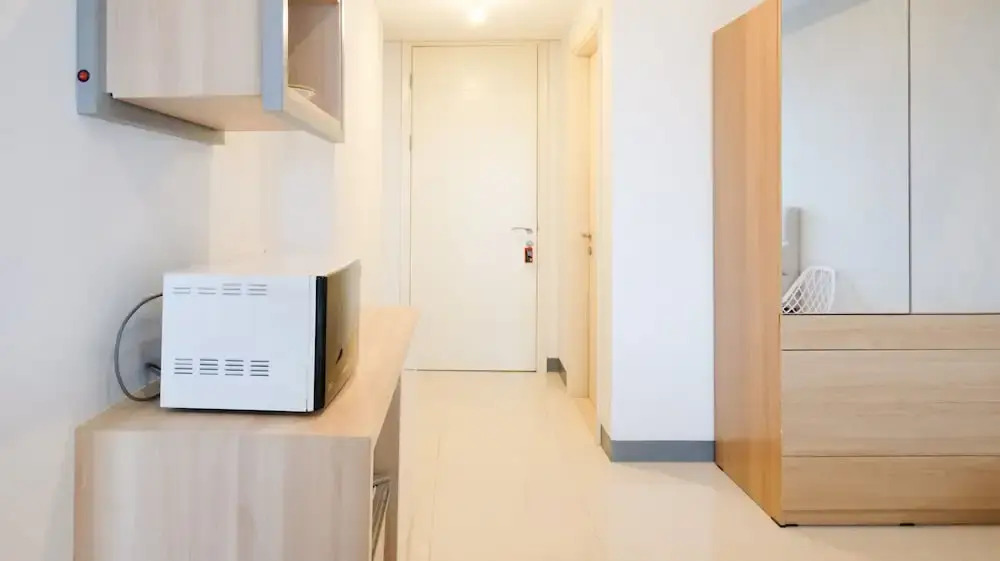 Сурабая: Cozy Stay Studio Connected With Mall At Supermall Mansion Apartment