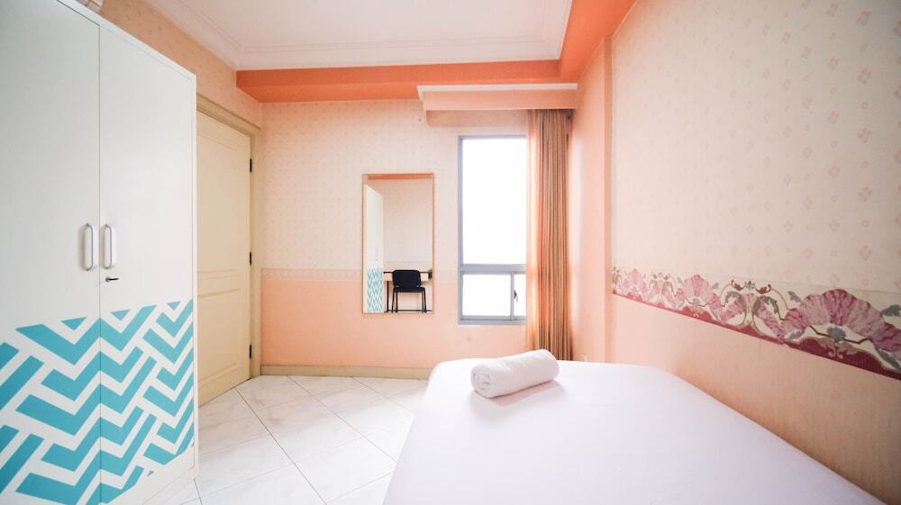Сурабая: Best Deal And Homey 2Br At Taman Beverly Apartment