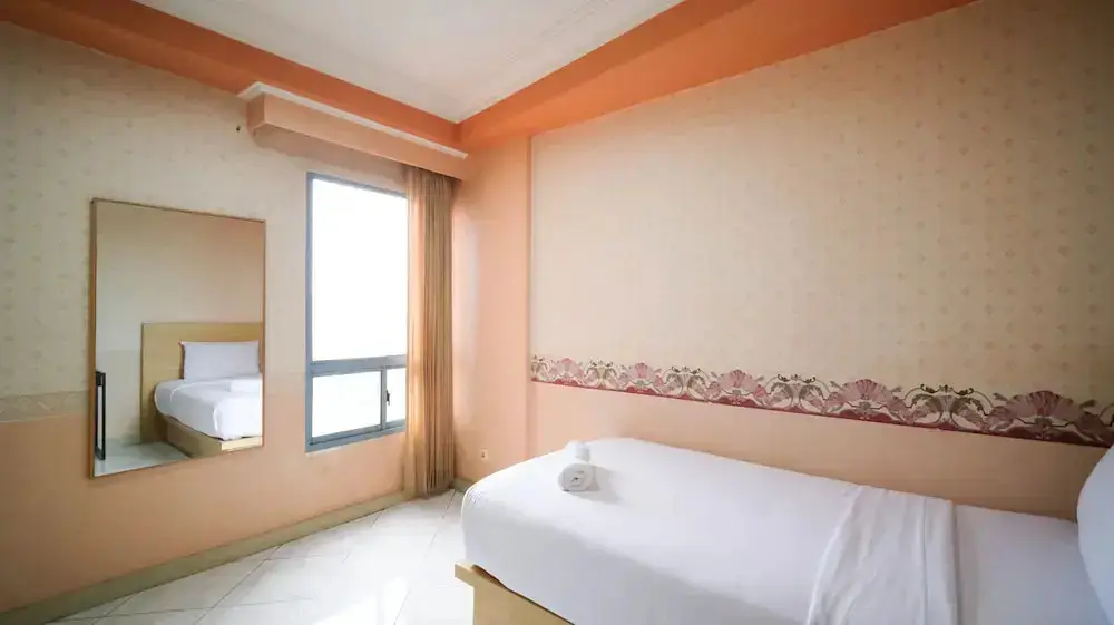 Сурабая: Best Deal And Homey 2Br At Taman Beverly Apartment