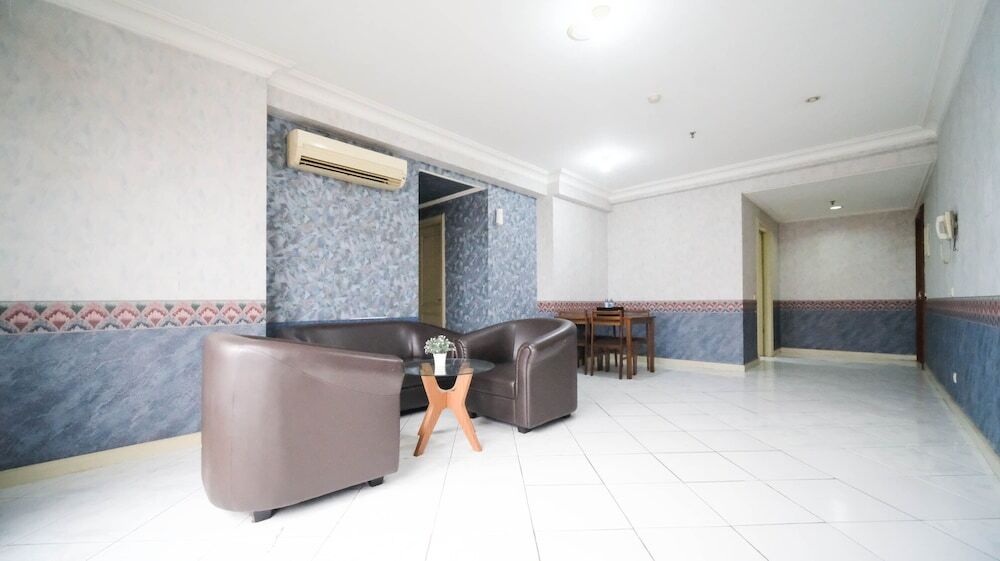 Сурабая: Best Deal And Homey 2Br At Taman Beverly Apartment
