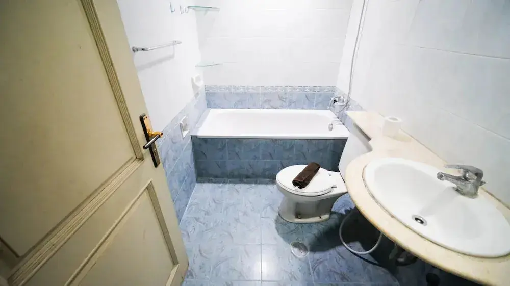 Сурабая: Best Deal And Homey 2Br At Taman Beverly Apartment