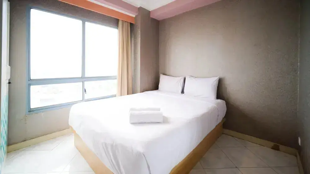 Сурабая: Best Deal And Homey 2Br At Taman Beverly Apartment