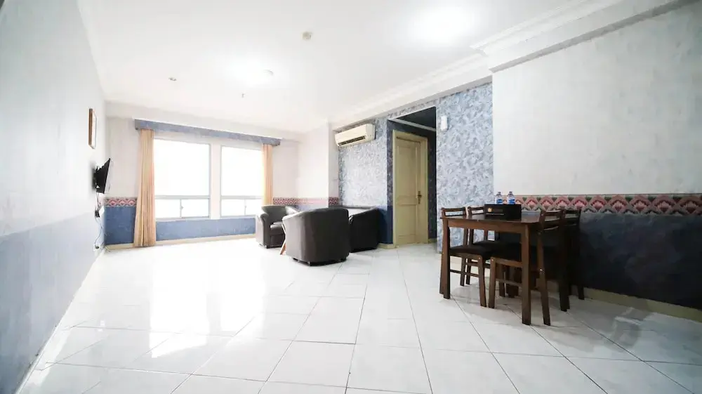 Сурабая: Best Deal And Homey 2Br At Taman Beverly Apartment