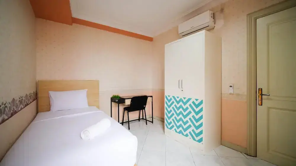 Сурабая: Best Deal And Homey 2Br At Taman Beverly Apartment