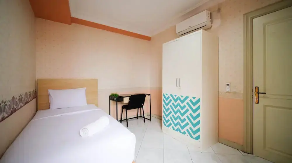 Сурабая: Best Deal And Homey 2Br At Taman Beverly Apartment