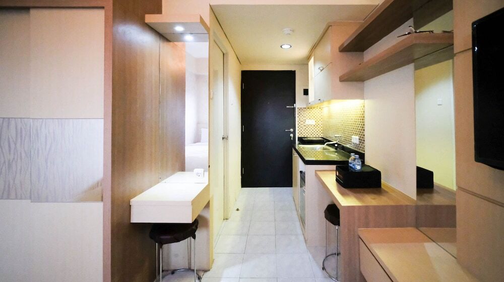 Сурабая: Compact And Comfy Studio At Puri Mas Apartment