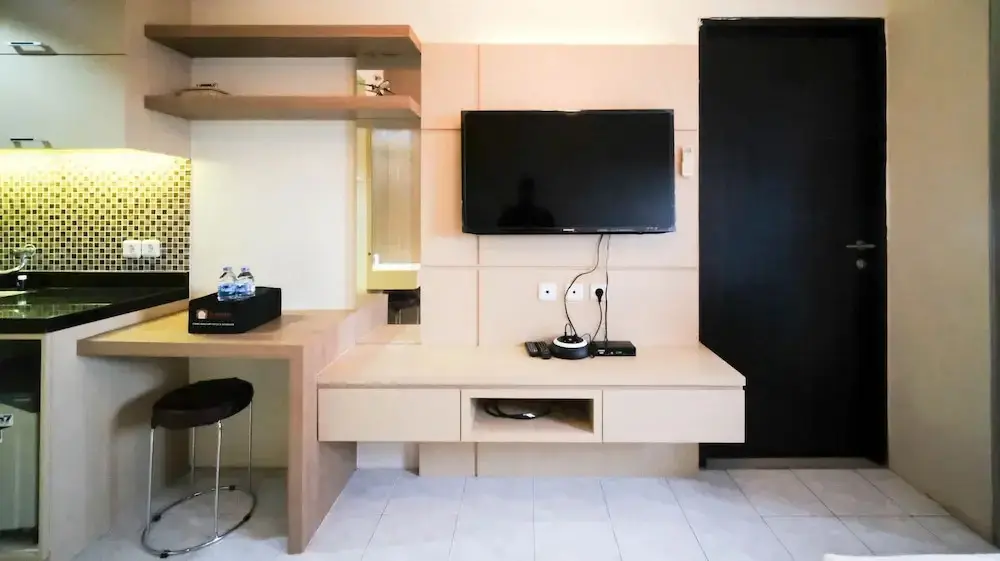 Сурабая: Compact And Comfy Studio At Puri Mas Apartment