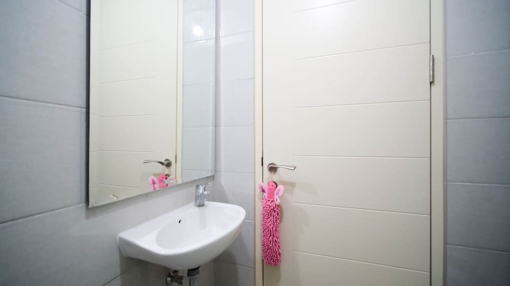 Сурабая: Nice And Comfy Studio At Supermall Mansion Apartment