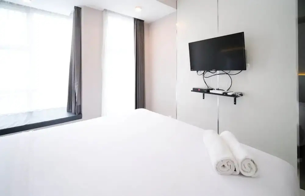 Сурабая: Nice And Comfy Studio At Supermall Mansion Apartment